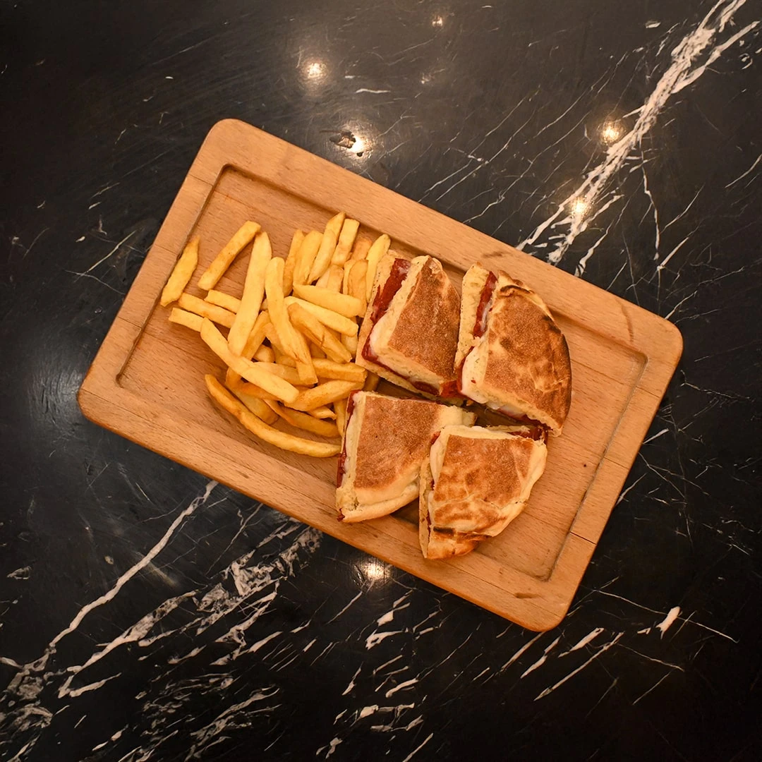 Bazlama Ekmeğine Karışık Tost