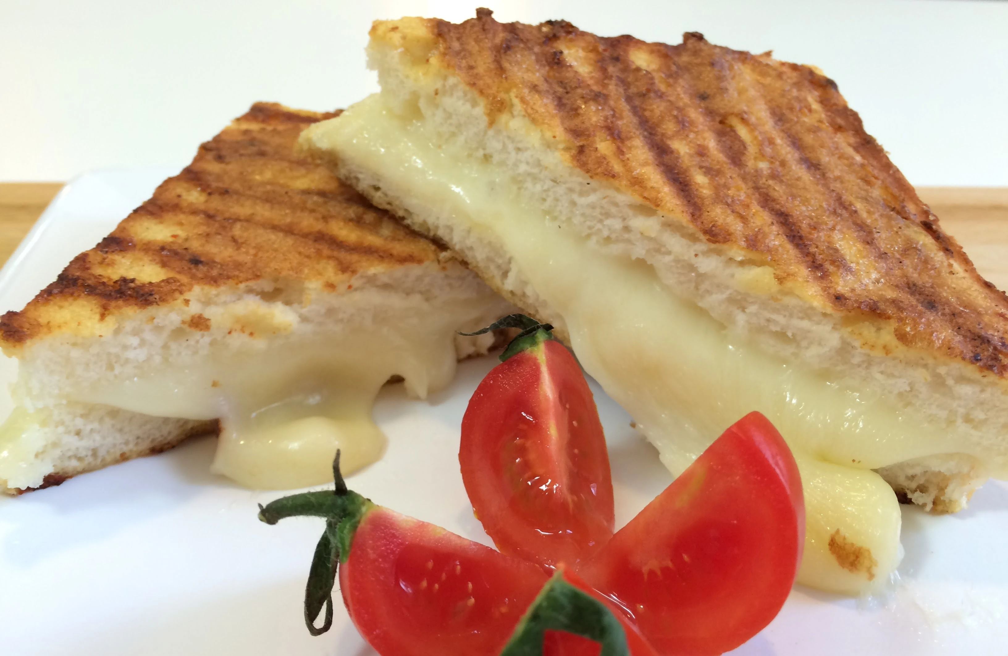 Bazlama Ekmeğine Kaşarlı Tost