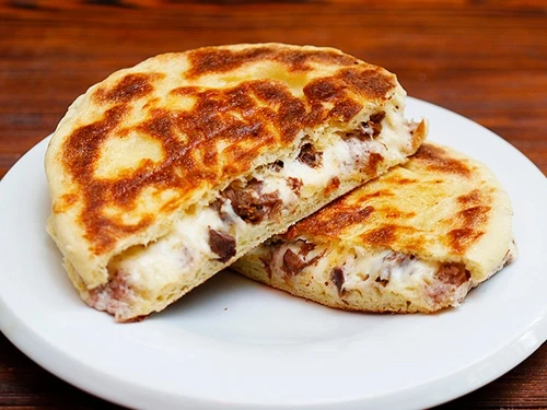 Bazlama Ekmeğine Kavurmalı Kaşarlı Tost