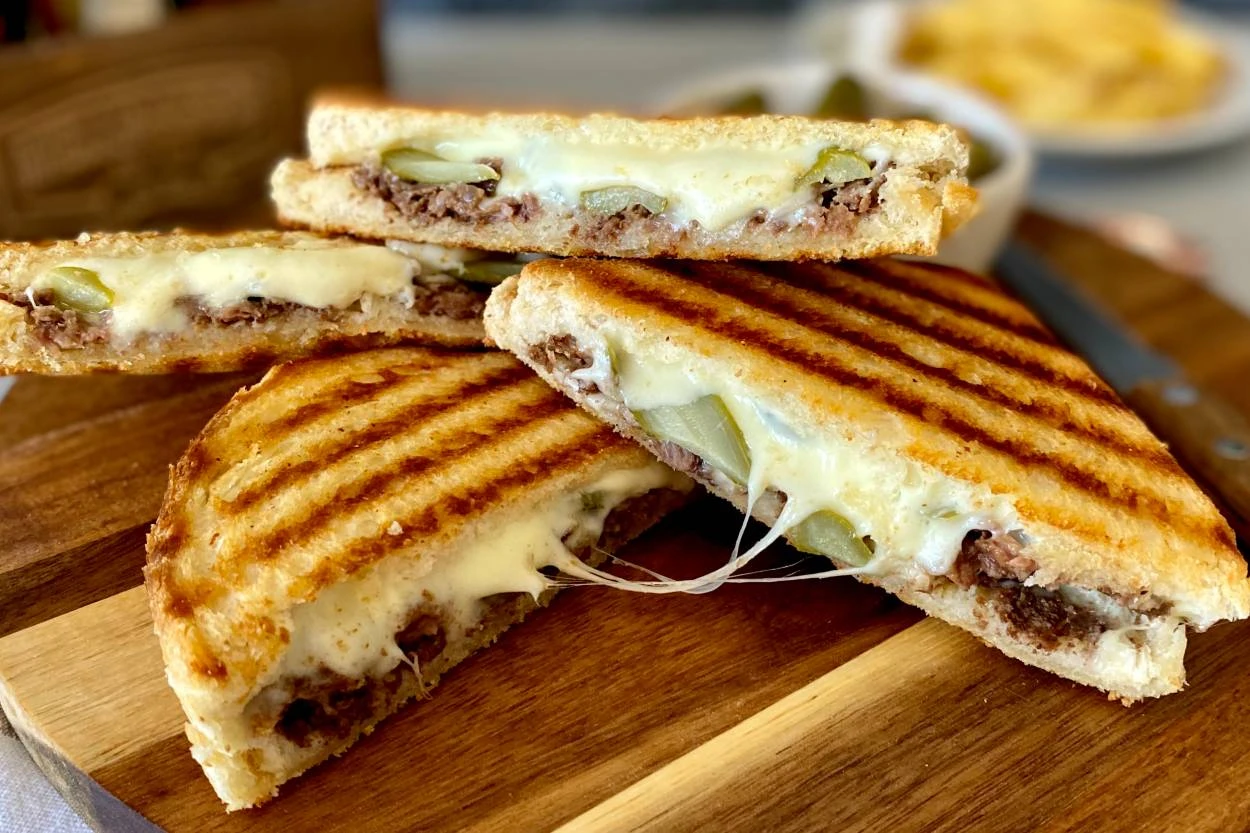 Kavurma Kaşarlı Tost